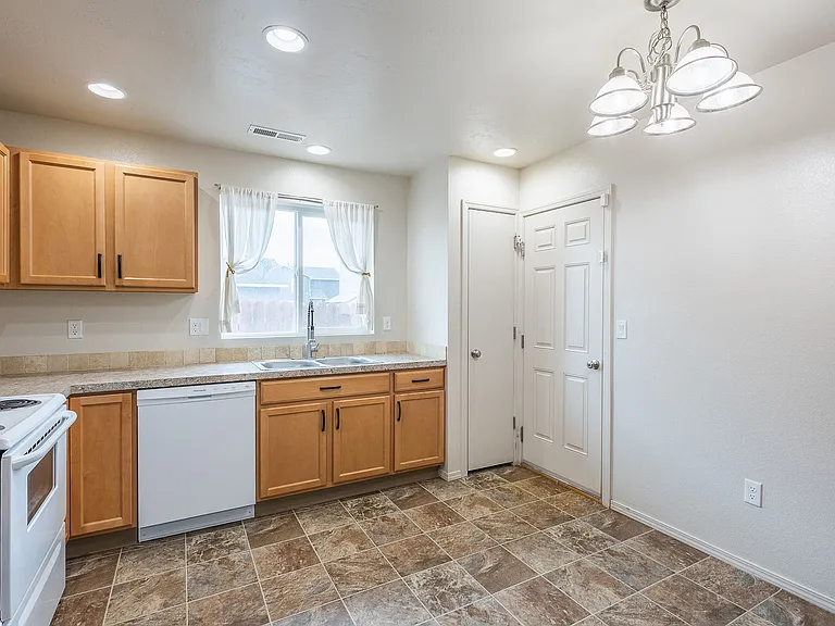 143 E Rose Lake Dr — Photo 13
