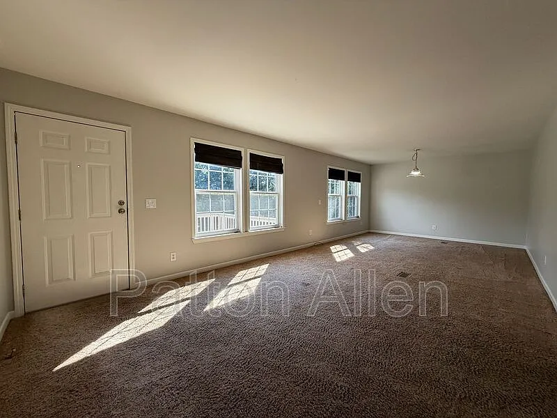 3 bed, 2.0 bath, 2052 sqft, $2,495 — Photo 3