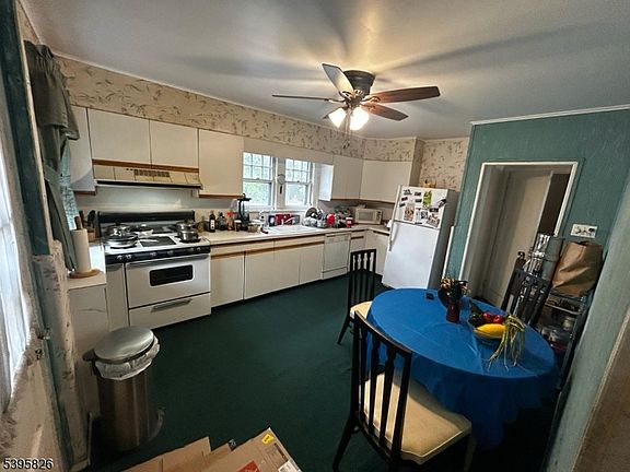 4th image of 275 Forbes St