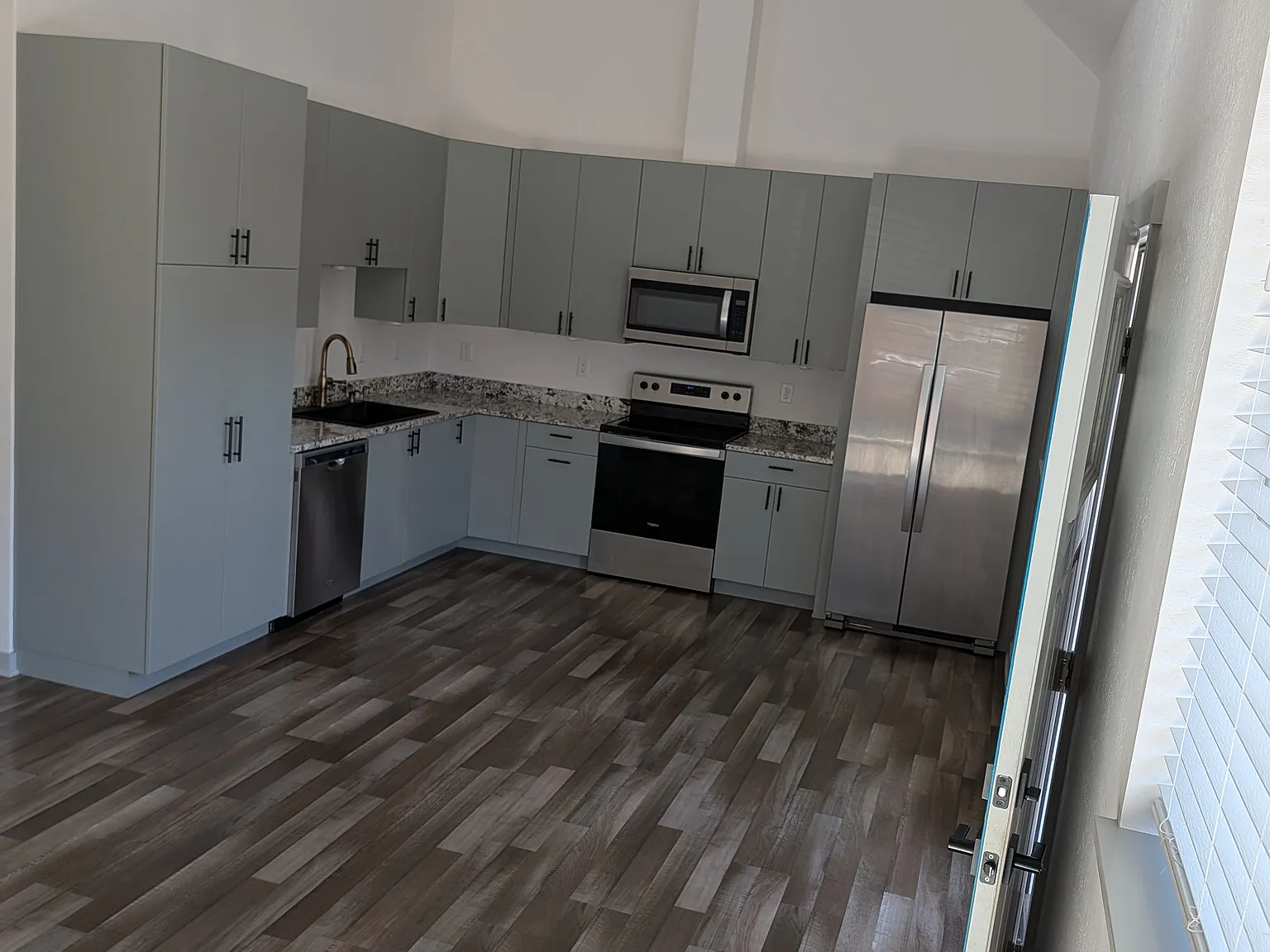 3 bed, 2200 sqft, $2,200 — Photo 4