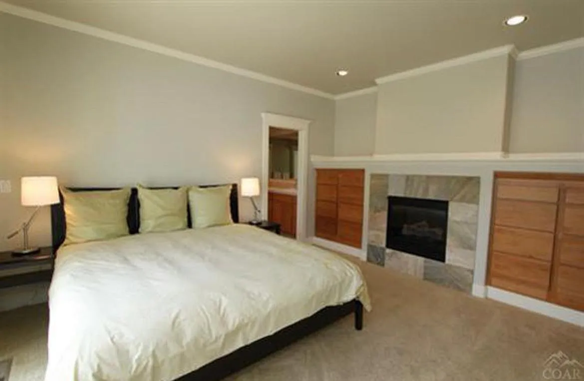 3 bed, 2.5 bath, 2025 sqft, $3,000 — Photo 3