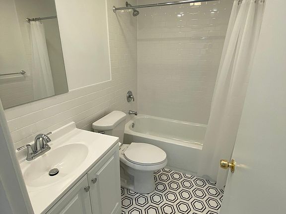 4th image of 7201 Sarah St #8