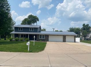 5464 Surrey Dr, Bettendorf, IA 52722