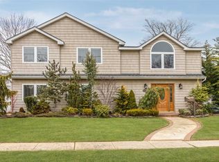 423 Frankel Blvd, Merrick, NY 11566