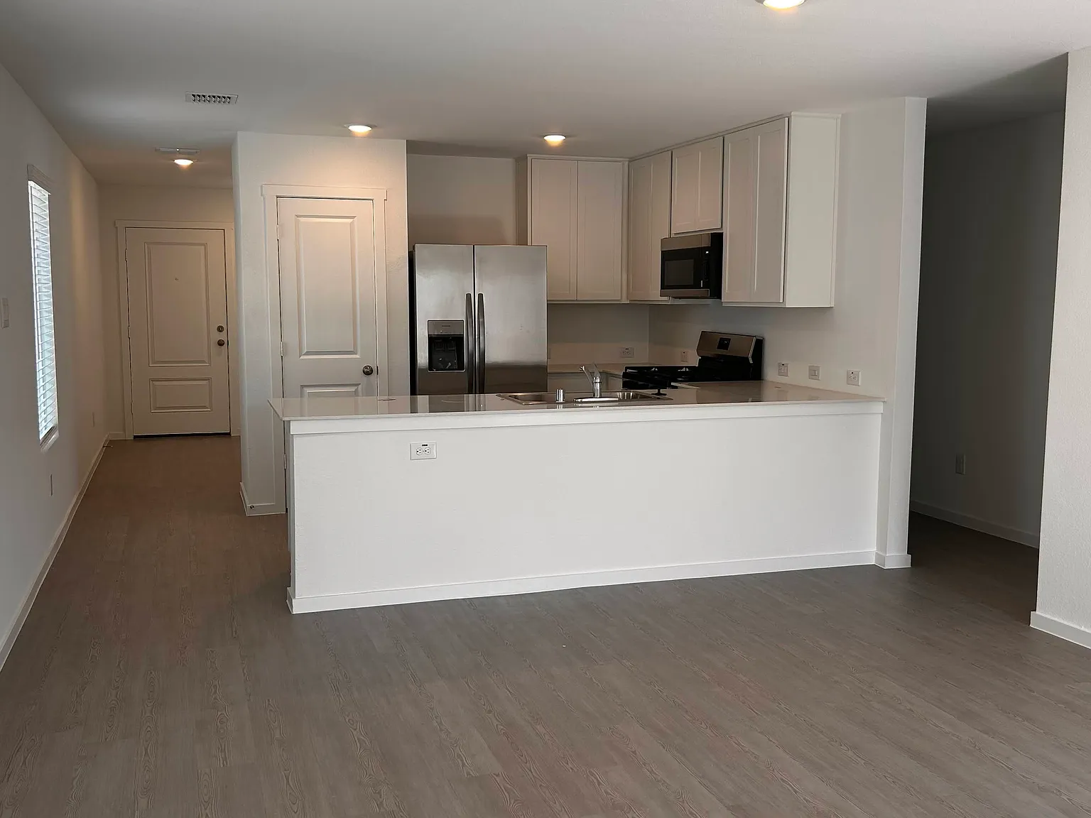 3 bed, 1266 sqft, $1,899 — Photo 3