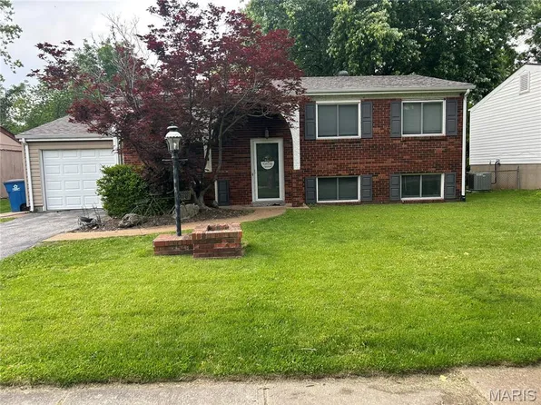 11819 Foxwood Dr, Maryland Heights, MO 63043