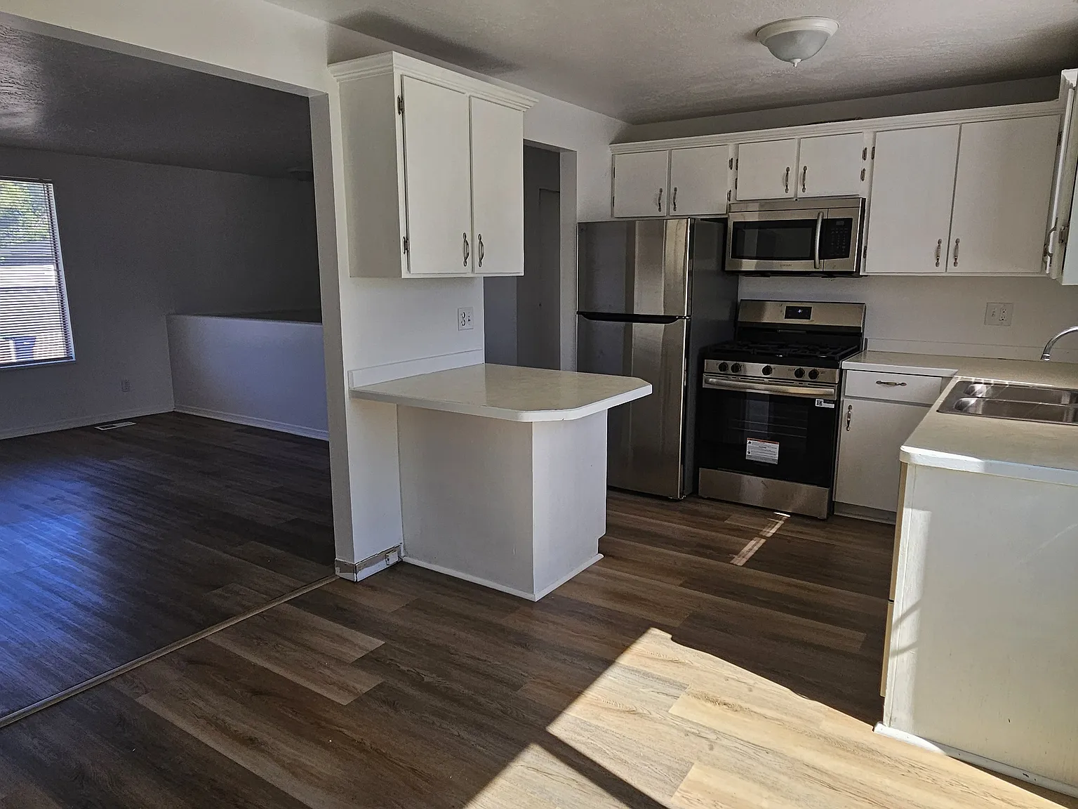 6 bed, 1800 sqft, $2,499 — Photo 3