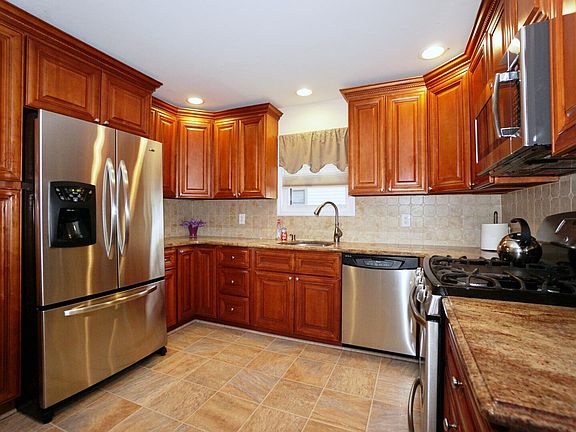 4th image of 40 Vineland Ave