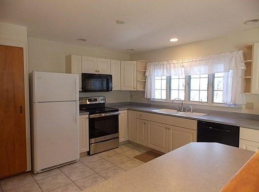 3rd image of 84 Curtis Ave