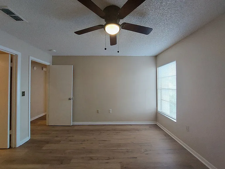 1906 Crystal Grove Dr — Photo 15