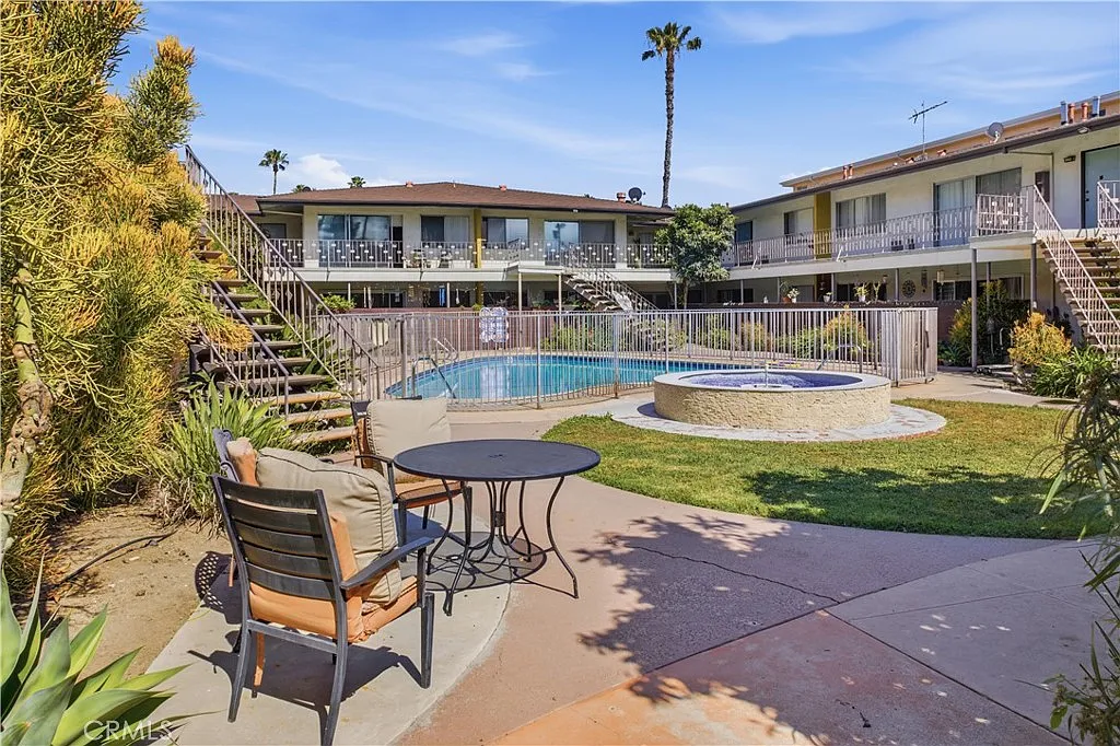 3 bed, 1300 sqft, $2,895 — Photo 1