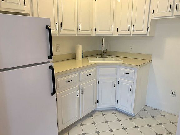 5th image of 150 W 73rd St APT 11
