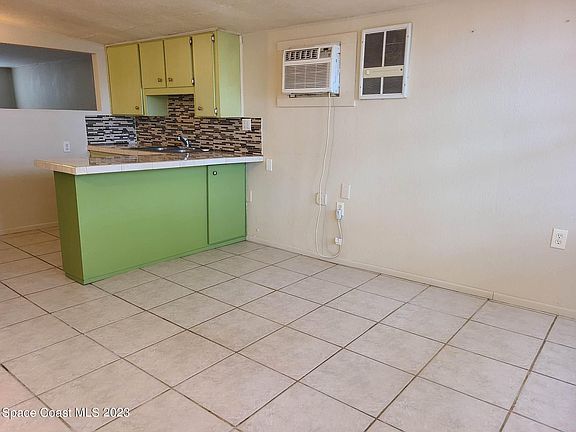 5th image of 371 W Merritt Ave #B