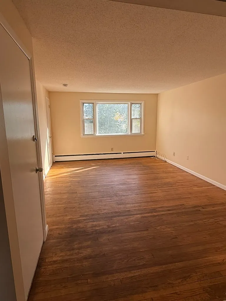161 W Spring St — Photo 4