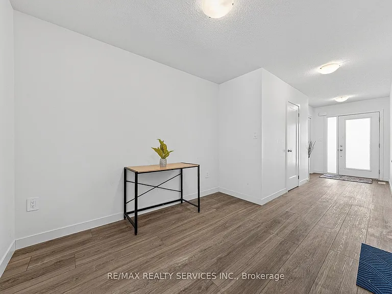 95 Queensbrook Cres — Photo 8