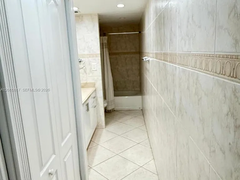 2625 Collins Ave #810 — Photo 17