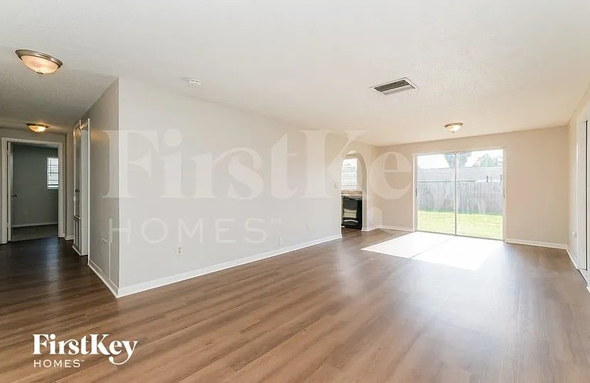 4 bed, 2.0 bath, 1155 sqft, $2,470 — Photo 4