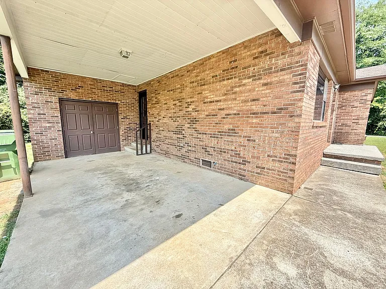 916 Brentwood Dr — Photo 4