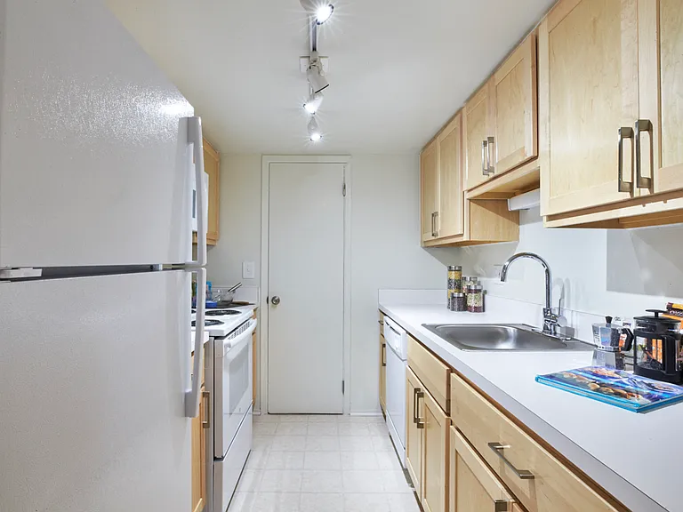 Kensington Manor Apartments — Photo 12