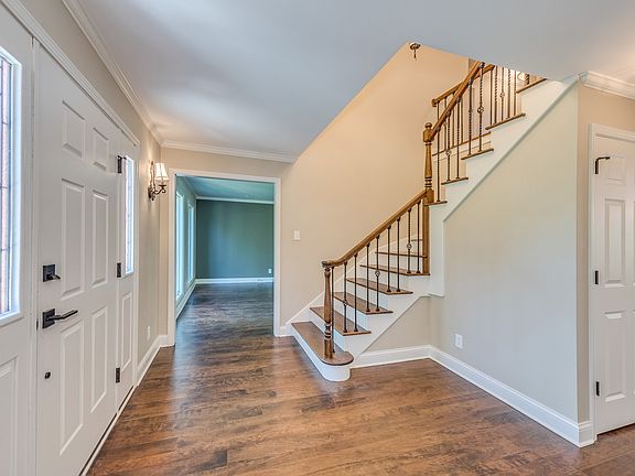 4th image of 39W029 Cloverfield Cir