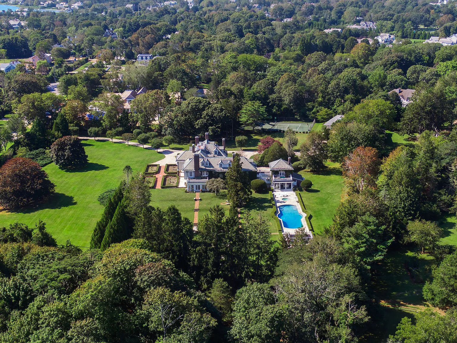 Spacious Quogue Estate Summer Rental — Photo 3