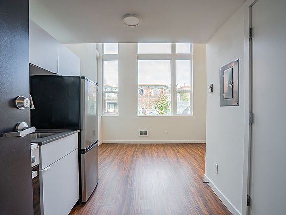 3rd image of 1202 E Thomas St #1-404