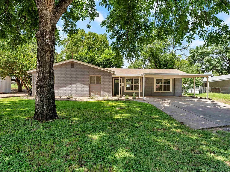 1803 Bluebonnet Ln — Photo 2
