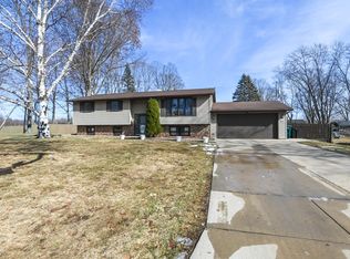 1332 Sunray Ln, Green Bay, WI 54313