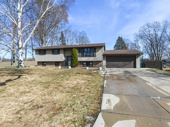 1332 Sunray Ln, Green Bay, WI 54313