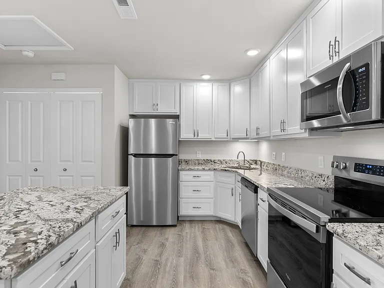 Sherman Square Apartments — Photo 4