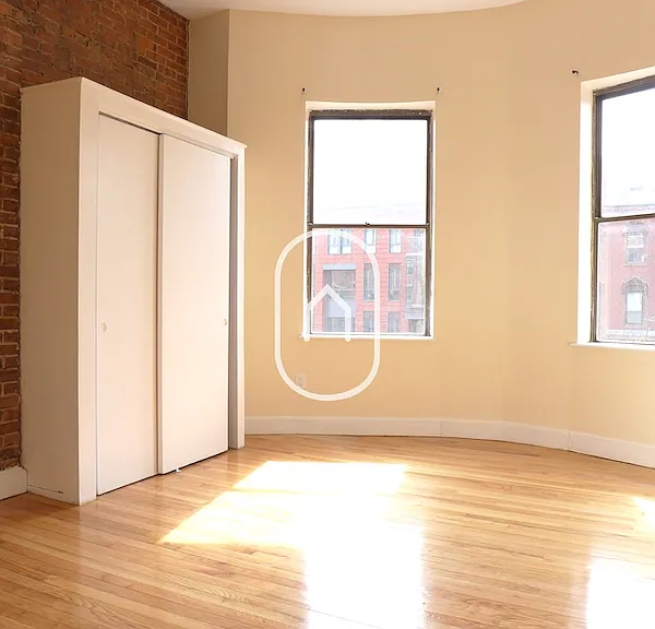 672 Massachusetts Ave — Photo 1