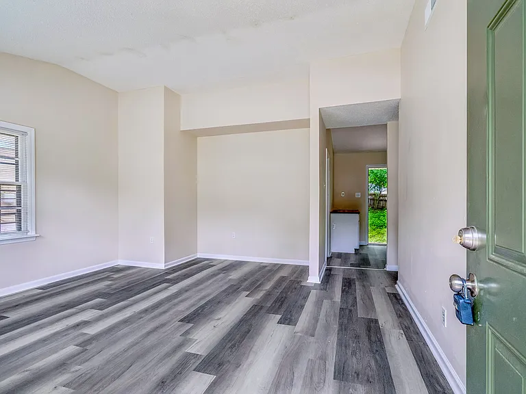 2064 Willow Wood Ave — Photo 3