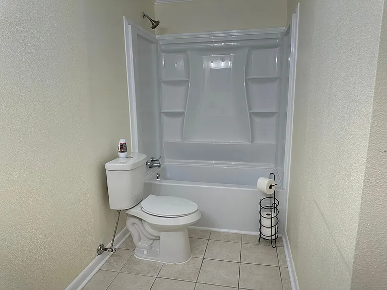 Bathroom tub/ shower combo