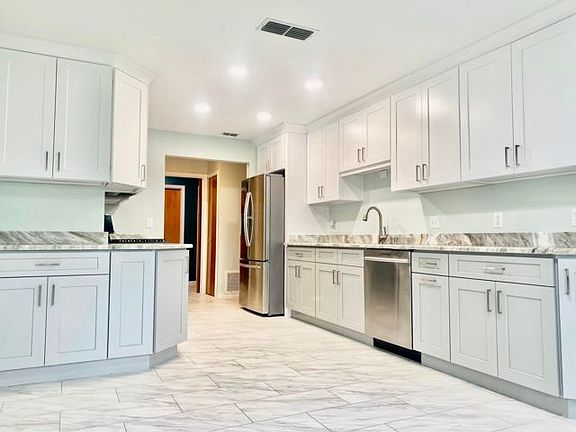 3rd image of 523 Deerfield Dr