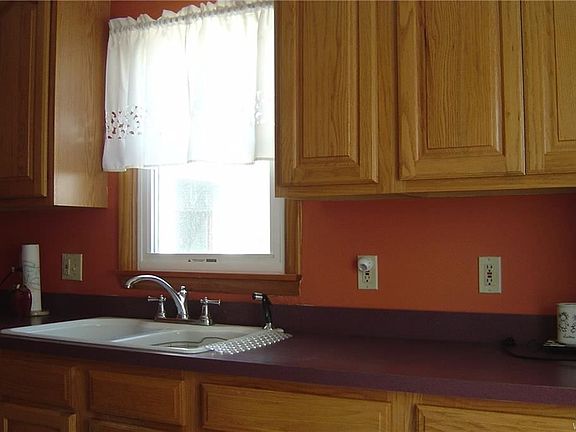 5th image of 82 Iroquois Dr