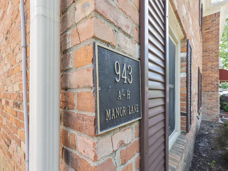 943 Manor Ln — Photo 40