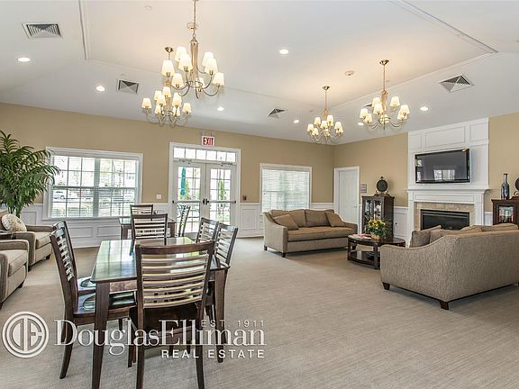 5th image of 33 Southampton Dr