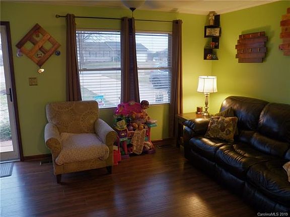 3rd image of 917 Lyndsey Brooke Ct