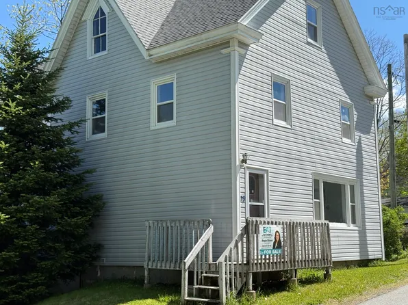 75 Cove Rd, Lunenburg, NS B4V 0T5