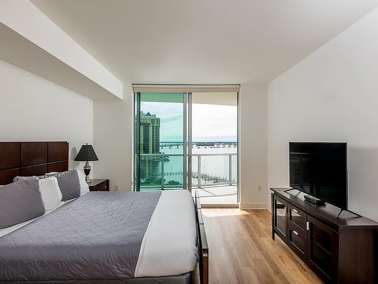 3001 Oasis Grand Blvd — Photo 15