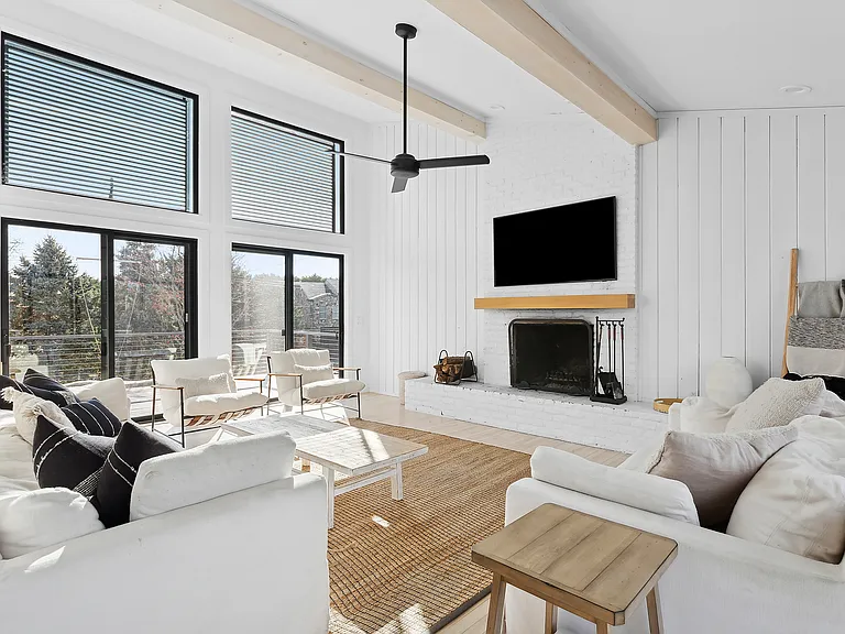 148 S Fairview Ave — Photo 3