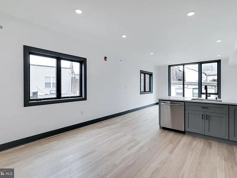 555 N Lawrence St — Photo 4