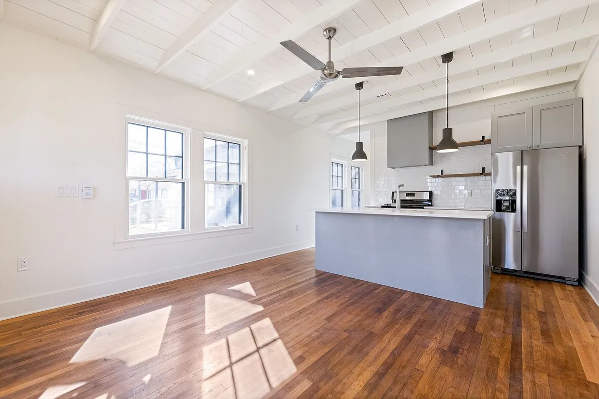 Building Photo - 909 N Mesquite St