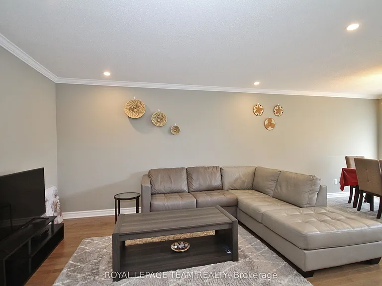 302 Tourmaline Cres — Photo 5
