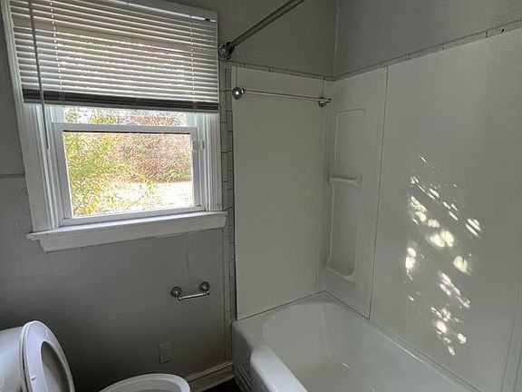 5th image of 1002 S English St