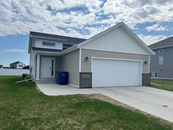3830 17th St S, Moorhead, MN 56560