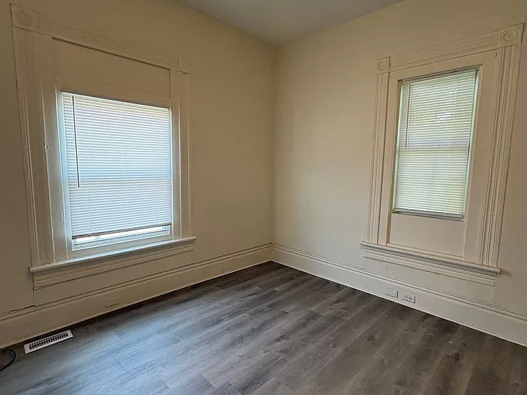 1107 S Willow St — Photo 2