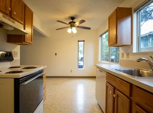 Close-in SE: Garden Level 1 Bdr w/ DW, Private Patio, & Parking!, Portland, OR 97202