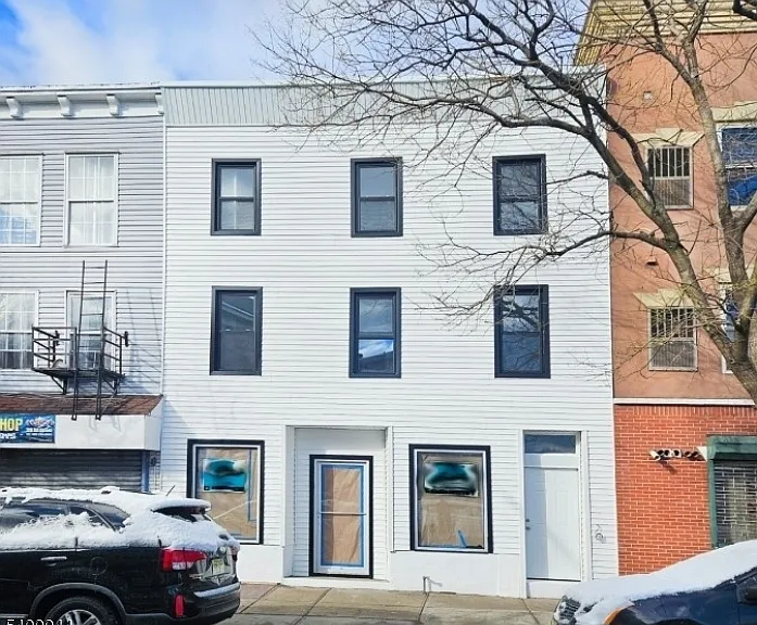 130 S 1st St #4 — Photo 1