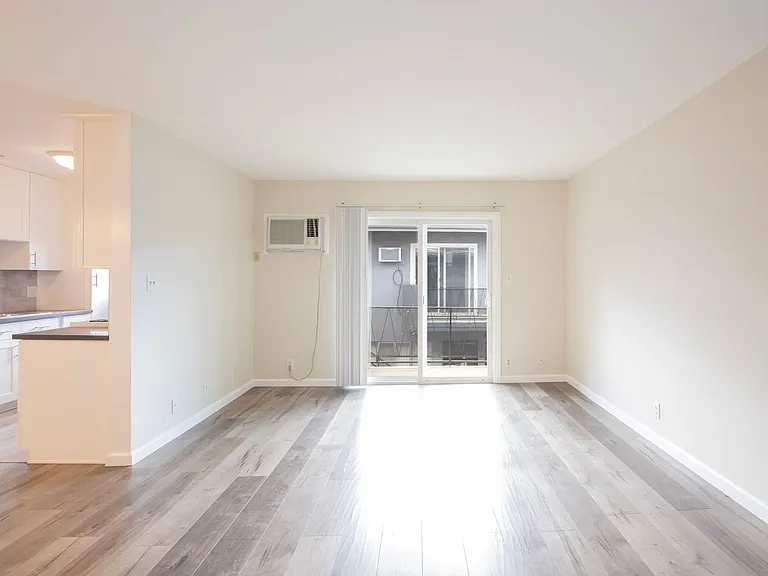 648 N Hayworth Ave — Photo 2